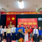 Hai học sinh đầu tiên của Trường THPT Nhân Chính được kết nạp Đảng